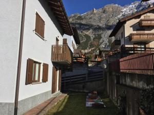 eine Gasse zwischen zwei Gebäuden mit einem Berg im Hintergrund in der Unterkunft Baitin Finferlo in Valdidentro