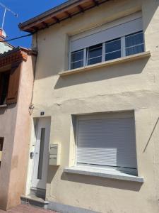 a building with a window with a roller blind on it at Studio mezzanine "chaumiane" proche de la gare in Issoire