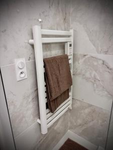a bathroom with a towel on a towel rack at Casa Bianca - Maison à Orléans in Orléans +22 photos