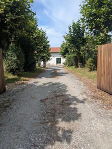 an empty road in front of a house at Maisonnette chez Laurette in Saint-Martin-de-Seignanx