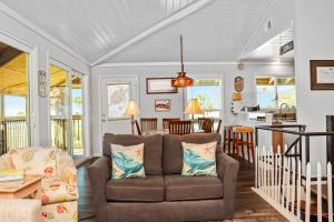 a living room with a couch and a table at Quarters B by Pristine Properties in Mexico Beach