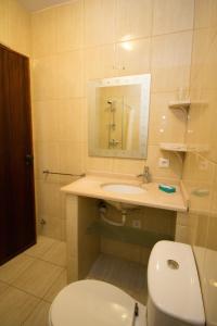 ein Badezimmer mit einem weißen WC und einem Waschbecken in der Unterkunft Barra's Beach Apartment in Praia da Barra