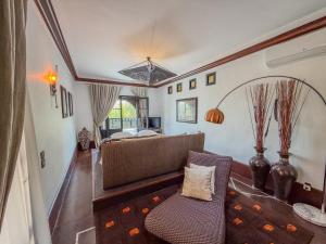 a living room with a couch and a bed at Villa Mano in Marrakesh