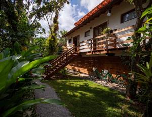 a house with two bikes parked outside of it at Casa Teiú in São Sebastião