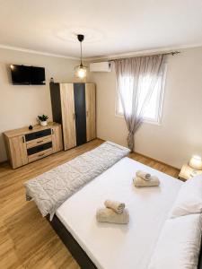 two beds in a room with towels on them at Stella's House Mangana in Mángana