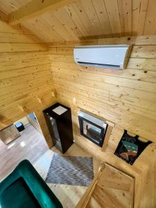 an overhead view of the inside of a wooden cabin at Dom nad Saskiem 3 sypialnie, jacuzzi-relaks, natura i komfort in Linowo +11 photos