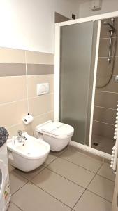 ein Badezimmer mit Toilette, Waschbecken und Dusche in der Unterkunft La trifula bianca apts. in Alba + 35 Fotos