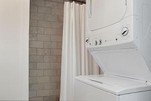 a kitchen with a washer and dryer in a room at The Ricks Carlton by Pristine Properties Vacation Rentals in Mexico Beach +60 photos