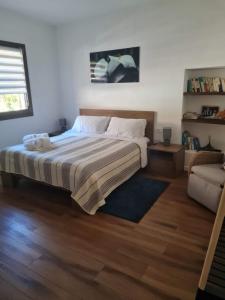 a bedroom with a bed and a couch at La piazzetta del sole in Pettinengo
