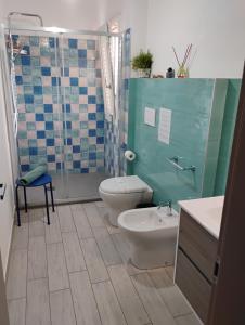 a bathroom with a toilet and a sink and a shower at Casa delle Rose Terrazza vista mare panoramica e relax a Cala Gonnone, WiFi, AC in Cala Gonone