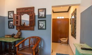 a hallway with a table and a mirror on the wall at Pondok Taksu Bali in Kuta