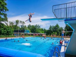 a group of people in a swimming pool at View at the Lake in Nieuwe-Niedorp