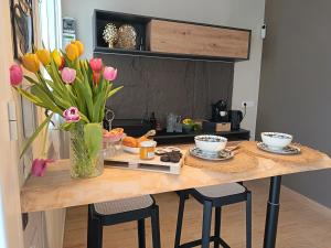 a table with a vase of tulips on it at Ciatu Miu Spa Suite Gambino in Carini