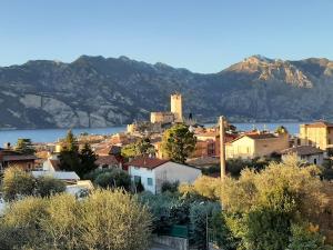 a view of a town with a mountain in the background at la terrazza del borgo con parcheggio in Malcesine