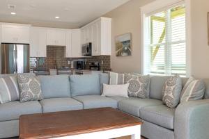 a living room with a couch and a kitchen at The Great White 2 by Pristine Properties Vacation Rentals in Beacon Hill