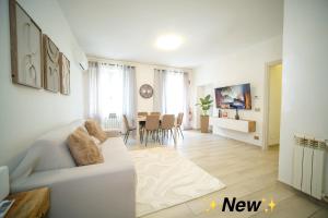 a living room with a white couch and a table at Casa Loren in Novara