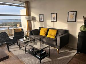 a living room with a couch and a table at Les Pierres Marines in Le Conquet