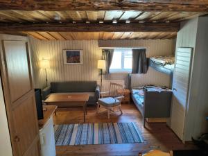 a living room with a couch and a bed at Lilla Åsbo Gård in Husvallsgölen
