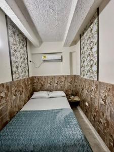 a bedroom with a bed in a room at LUA origenes Alojamiento FIRST FLOOR in Santa Marta