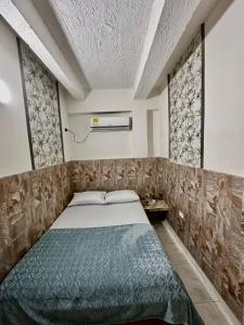 a bedroom with a bed in a room at LUA origenes Alojamiento FIRST FLOOR in Santa Marta