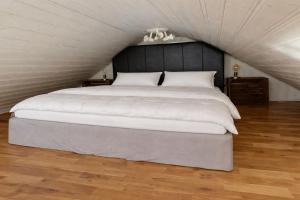 a bedroom with a large white bed in a attic at Ateljé Sjögatan in Gränna