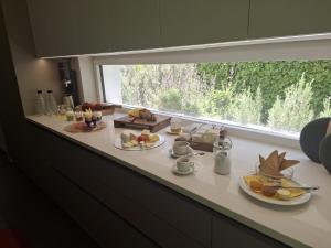 a kitchen counter with plates of food on it at B&B Marysol in Arcegno
