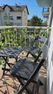 Zwei Stühle stehen auf einem Balkon in der Unterkunft Apartman Time in Brčko