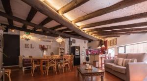 a living room with a table and a dining room at Dúplex con encanto EL PATI in Tarragona