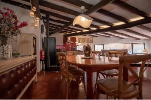 a kitchen and dining room with a wooden table and chairs at Dúplex con encanto EL PATI in Tarragona