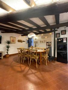 a large dining room with a table and chairs at Dúplex con encanto EL PATI in Tarragona