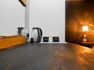 a room with two coffee machines on a table at Mountain Manor in Louis Trichardt