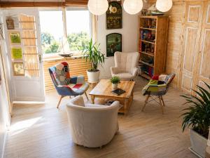 a living room with chairs and a table at Le chalet in Oullins