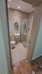 Bathroom sa Marhabaa hotel Al Amarat +36 photo