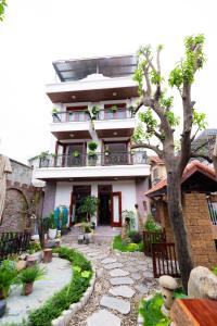 a building with a walkway in front of it at Champs De Tam Coc Hotel in Vũ Lâm