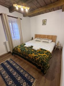 a bedroom with a large bed in a room at Casa cu Lavanda in Petroşani