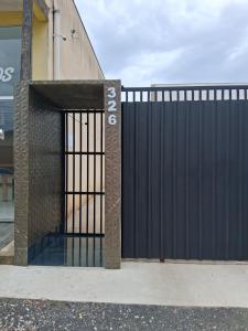 a black gate in front of a building at Apartamento moderno próximo ao centro in União da Vitória