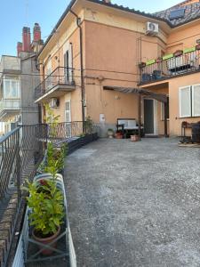 an empty courtyard of a building with plants at Sotto la Cupola in Montefiascone