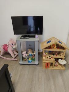 a living room with a tv and toys on the floor at "IL Tulipano" appartamento, o doppia camera quadrupla, con bagno in Sestri Levante