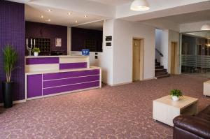 a lobby with a purple and white counter at HF - Mamaia Nord in Mamaia Sat/Năvodari