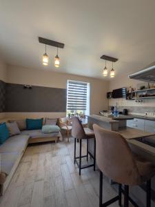 a living room with a couch and a kitchen at Gala Kambaris in Myza Bene