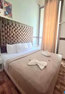a bedroom with a bed with two towels on it at Lavida ve lv et in Cairo