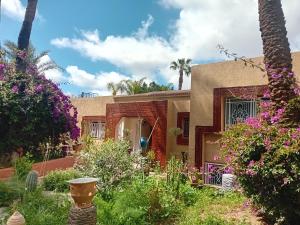 a house with flowers in the front yard at Le havre de paix in Marrakesh