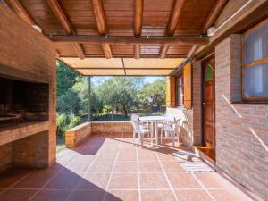 an outdoor patio with a table and chairs at Sombra de Liebre Casas de Campo en Villa General Belgrano in Villa General Belgrano