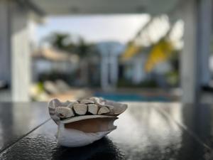 a bowl filled with peanuts sitting on top of a table at Senebreizh in Somone