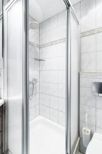 a shower with a glass door in a bathroom at Maisonette-Apartment mit großer Terrasse im Zentrum von Bregenz in Bregenz