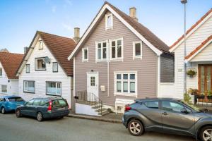 two cars parked in front of a house at Vinkelgata 20 Guesthouse in Stavanger