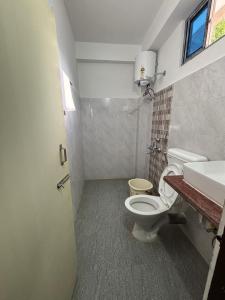 a bathroom with a toilet and a sink at Snong-Gree Motel and Restaurant in Rupa