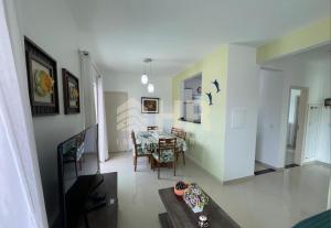 a living room with a table and a dining room at SUNSHINE THE ONE CAIOBÁ com ar condicionado NAO DISPONIBILIZAMOS roupas de cama e banho in Matinhos