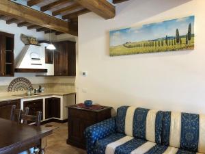 a living room with a couch and a kitchen at Casa Varna in Gambassi Terme