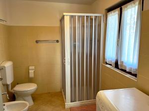 ein Badezimmer mit Dusche, Toilette und Waschbecken in der Unterkunft BeB Le Masere in Madonna di Fornelli
